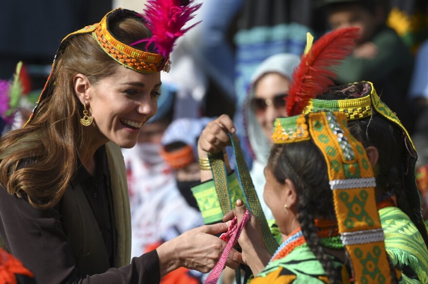 Ουίλιαμ και Κέιτ στο Πακιστάν: Επισκέφθηκαν τη φυλή Καλάς, τους «απογόνους» του Μεγάλου Αλεξάνδρου!