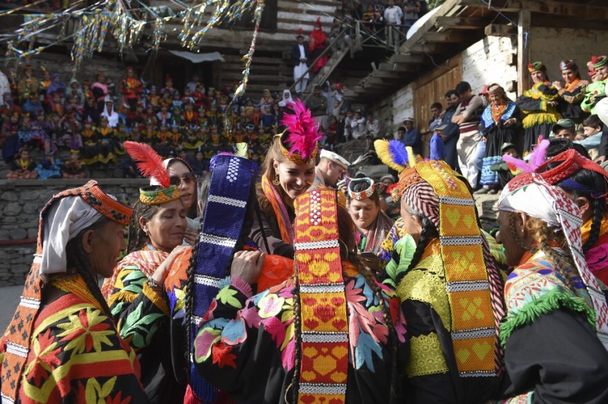Ουίλιαμ και Κέιτ στο Πακιστάν: Επισκέφθηκαν τη φυλή Καλάς, τους «απογόνους» του Μεγάλου Αλεξάνδρου!