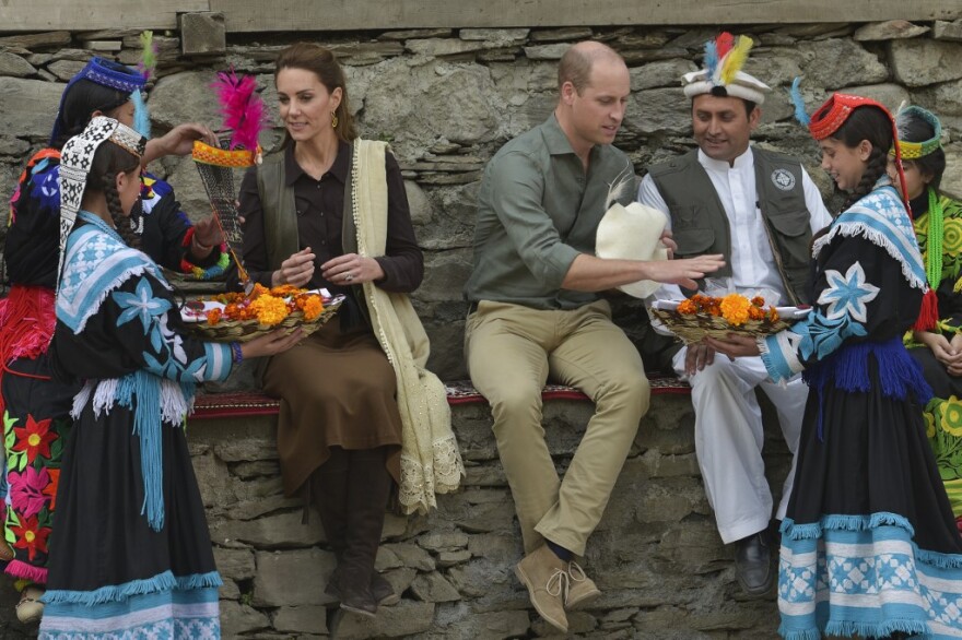 Ουίλιαμ και Κέιτ στο Πακιστάν: Επισκέφθηκαν τη φυλή Καλάς, τους «απογόνους» του Μεγάλου Αλεξάνδρου!