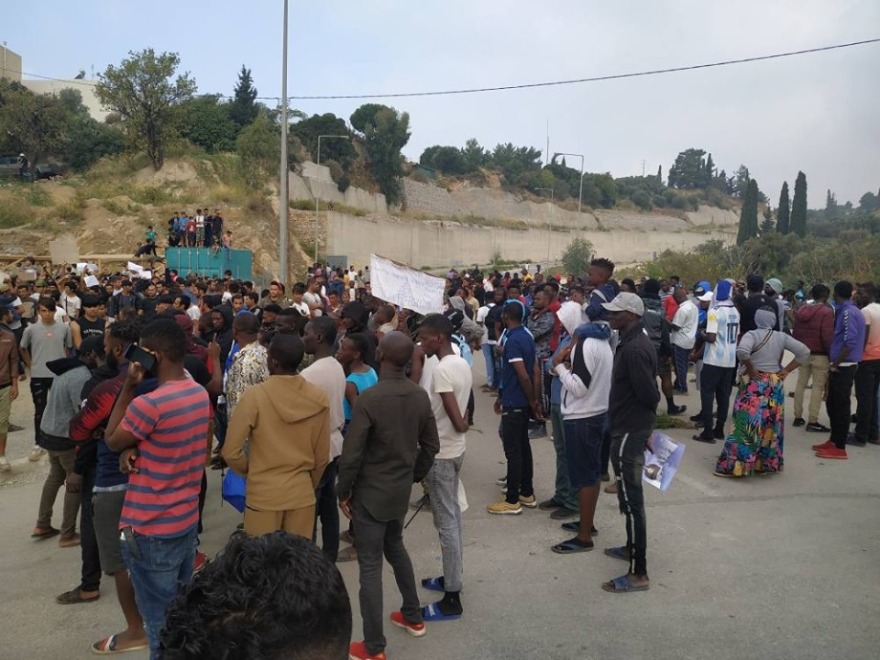 «Μπαρούτι» η Σάμος: Μετανάστες πιάνονται στα χέρια - Λουκέτο στο δημαρχείο