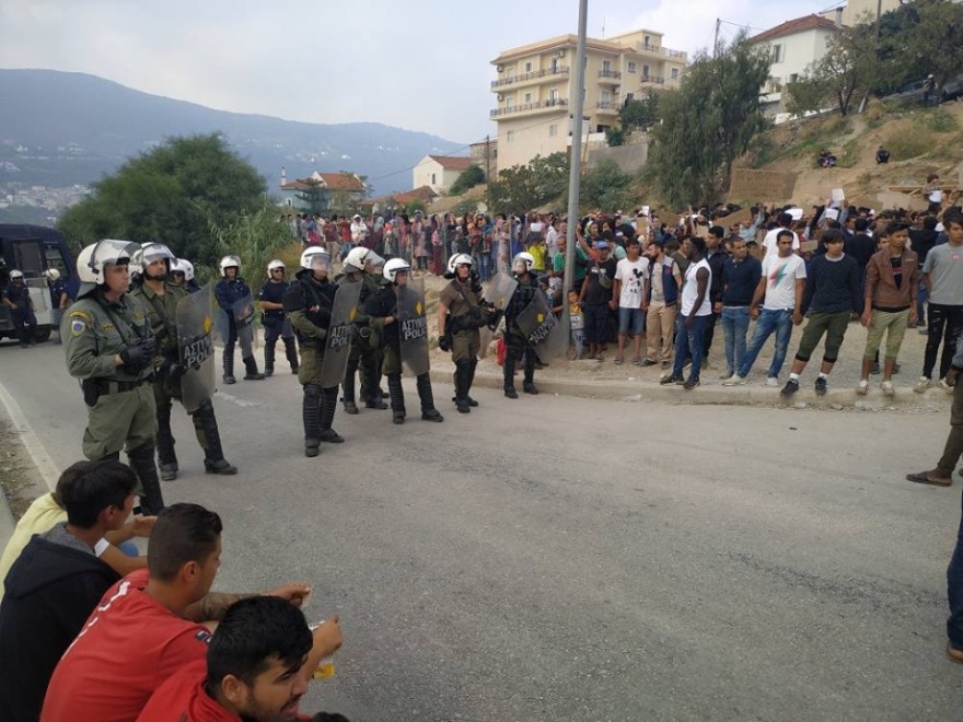 «Μπαρούτι» η Σάμος: Μετανάστες πιάνονται στα χέρια - Λουκέτο στο δημαρχείο