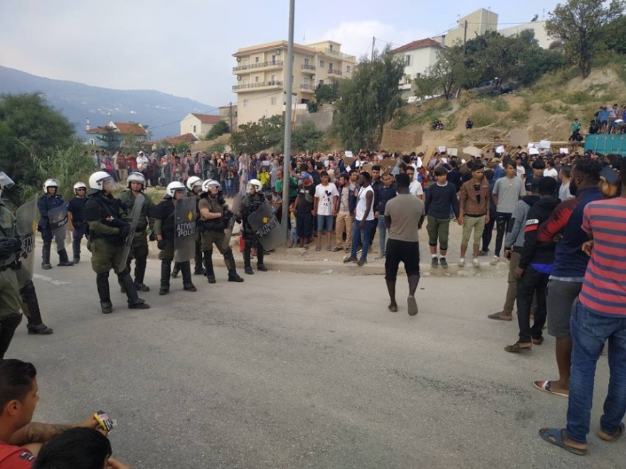 «Μπαρούτι» η Σάμος: Μετανάστες πιάνονται στα χέρια - Λουκέτο στο δημαρχείο