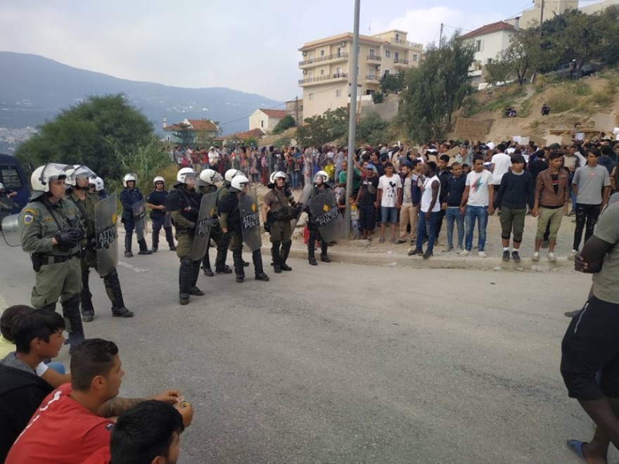 «Μπαρούτι» η Σάμος: Μετανάστες πιάνονται στα χέρια - Λουκέτο στο δημαρχείο