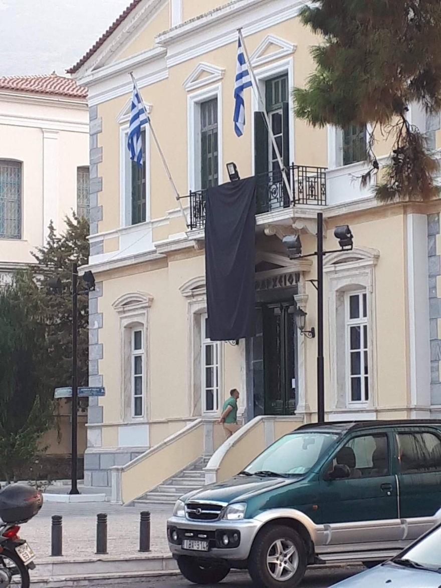 «Μπαρούτι» η Σάμος: Μετανάστες πιάνονται στα χέρια - Λουκέτο στο δημαρχείο