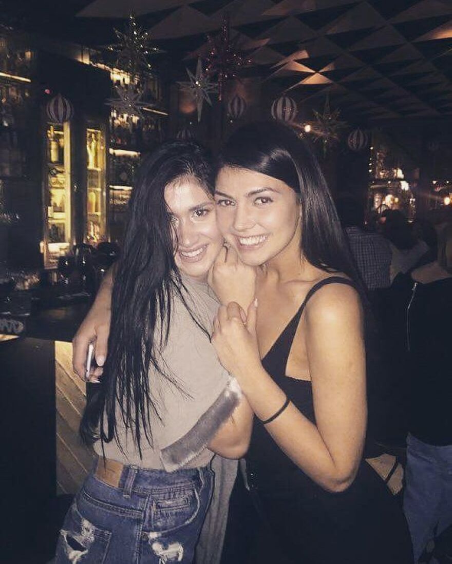 Η Κέισι του GNTM μας συστήνει τη δίδυμη αδερφή της