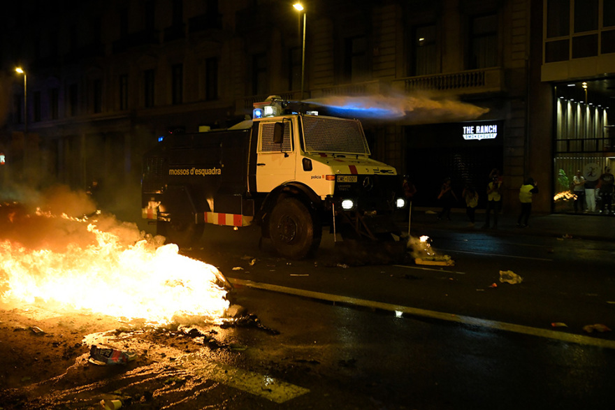 Βαρκελώνη: Νύχτα πύρινης κόλασης - Άγριες συγκρούσεις αστυνομικών με αυτονομιστές