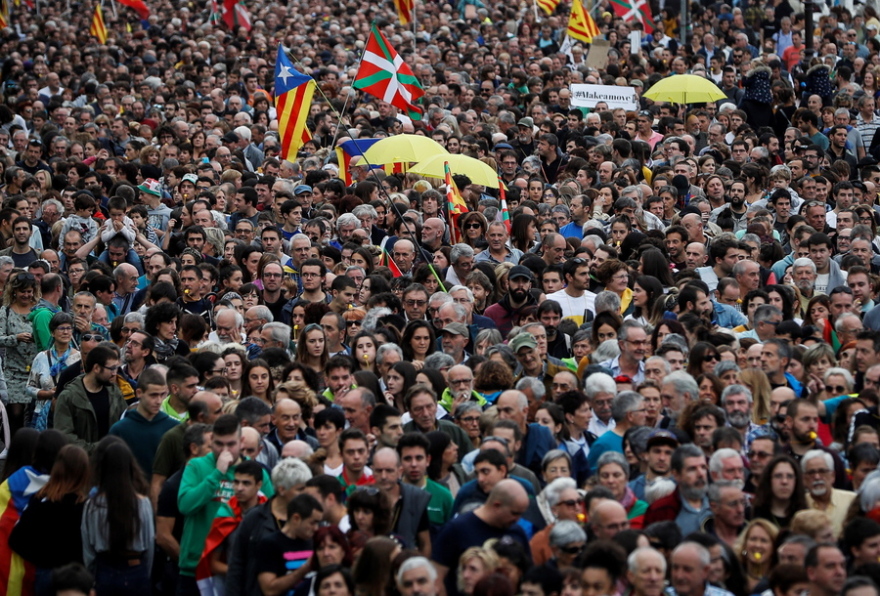 Βαρκελώνη: Κατέκλυσαν τους δρόμους της πόλης χιλιάδες αυτονομιστές	