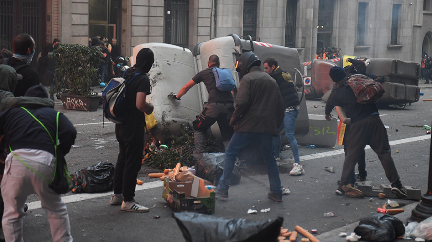 Βαρκελώνη: Νύχτα πύρινης κόλασης - Άγριες συγκρούσεις αστυνομικών με αυτονομιστές