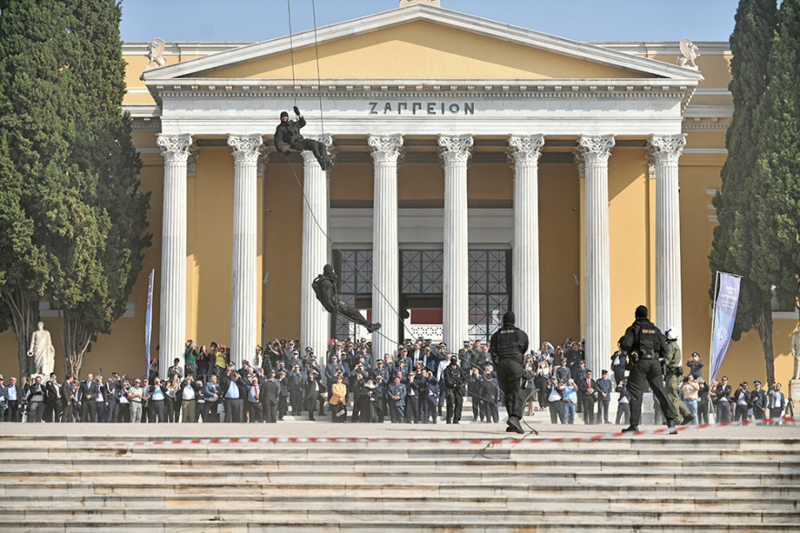 «Ημέρα της Αστυνομίας»: Ελικόπτερα, μηχανές, ποδήλατα και αστυνομικοί σκύλοι στη γιορτή της ΕΛΑΣ