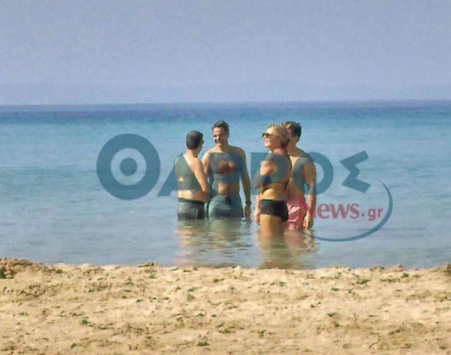 Φωτογραφίες: Ο Κυριάκος Μητσοτάκης για μπάνιο στη θάλασσα