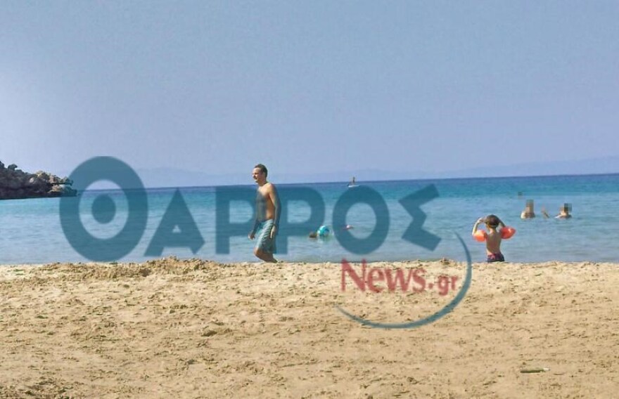 Φωτογραφίες: Ο Κυριάκος Μητσοτάκης για μπάνιο στη θάλασσα