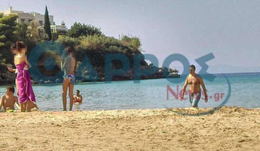 Φωτογραφίες: Ο Κυριάκος Μητσοτάκης για μπάνιο στη θάλασσα