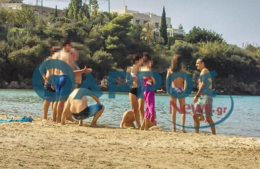 Φωτογραφίες: Ο Κυριάκος Μητσοτάκης για μπάνιο στη θάλασσα