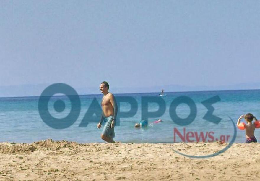 Φωτογραφίες: Ο Κυριάκος Μητσοτάκης για μπάνιο στη θάλασσα