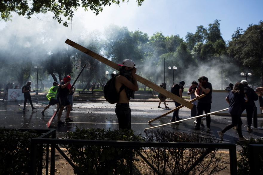 Βυθισμένη για 3η ημέρα στο χάος η Χιλή: 11 νεκροί και άγριες συγκρούσεις