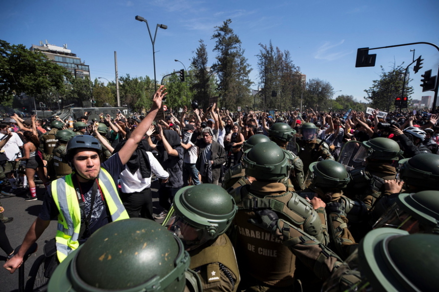 Βυθισμένη για 3η ημέρα στο χάος η Χιλή: 11 νεκροί και άγριες συγκρούσεις