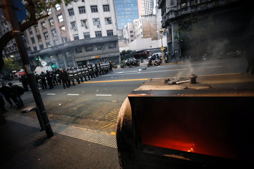 Βυθισμένη για 3η ημέρα στο χάος η Χιλή: 11 νεκροί και άγριες συγκρούσεις