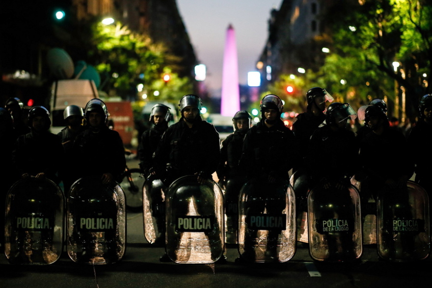 Βυθισμένη για 3η ημέρα στο χάος η Χιλή: 11 νεκροί και άγριες συγκρούσεις