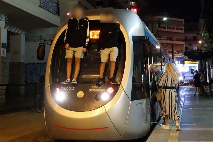 Φωτογραφίες-σοκ: Πιτσιρικάδες «παίζουν» επικίνδυνο παιχνίδι με το τραμ