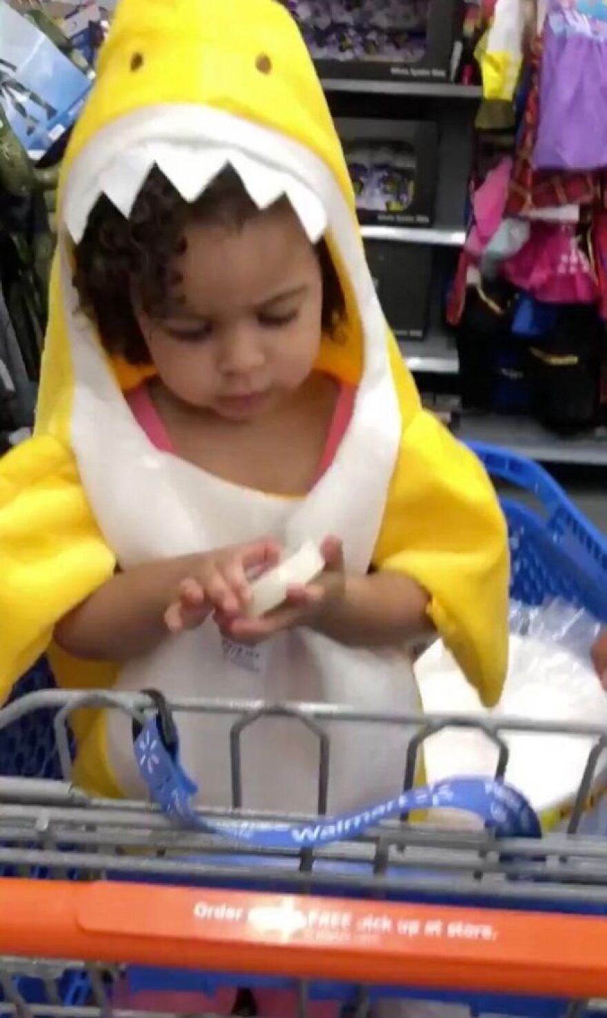 Τραγωδία στις ΗΠΑ: Δίχρονη έπεσε νεκρή από αδέσποτη σφαίρα ενώ βρισκόταν στην αγκαλιά της μητέρας της