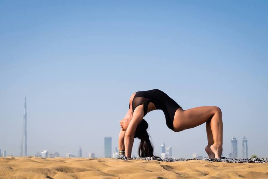 Ντουμπάι: Η Ελληνίδα δασκάλα του pole dancing κάνει μαθήματα και... σε άνδρες