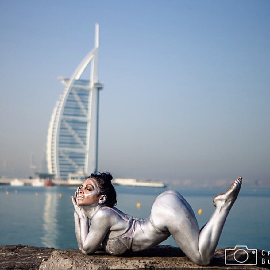 Ντουμπάι: Η Ελληνίδα δασκάλα του pole dancing κάνει μαθήματα και... σε άνδρες