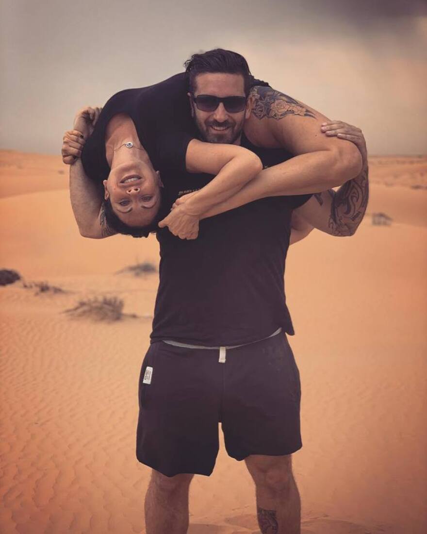 Ντουμπάι: Η Ελληνίδα δασκάλα του pole dancing κάνει μαθήματα και... σε άνδρες