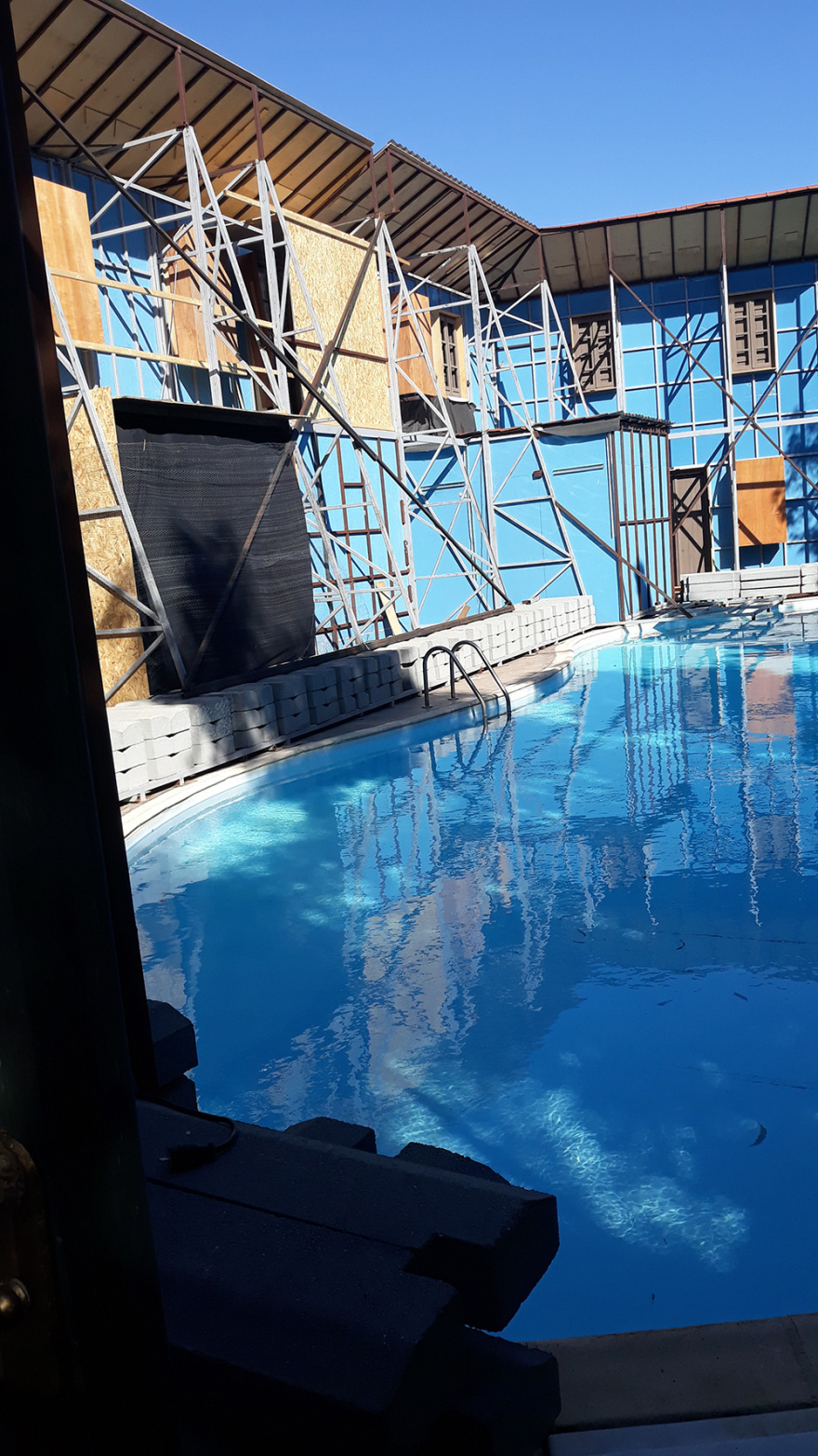 Απίστευτο backstage στις «Άγριες Μέλισσες»: Στο Διαφάνι έχουν και πισίνα! 