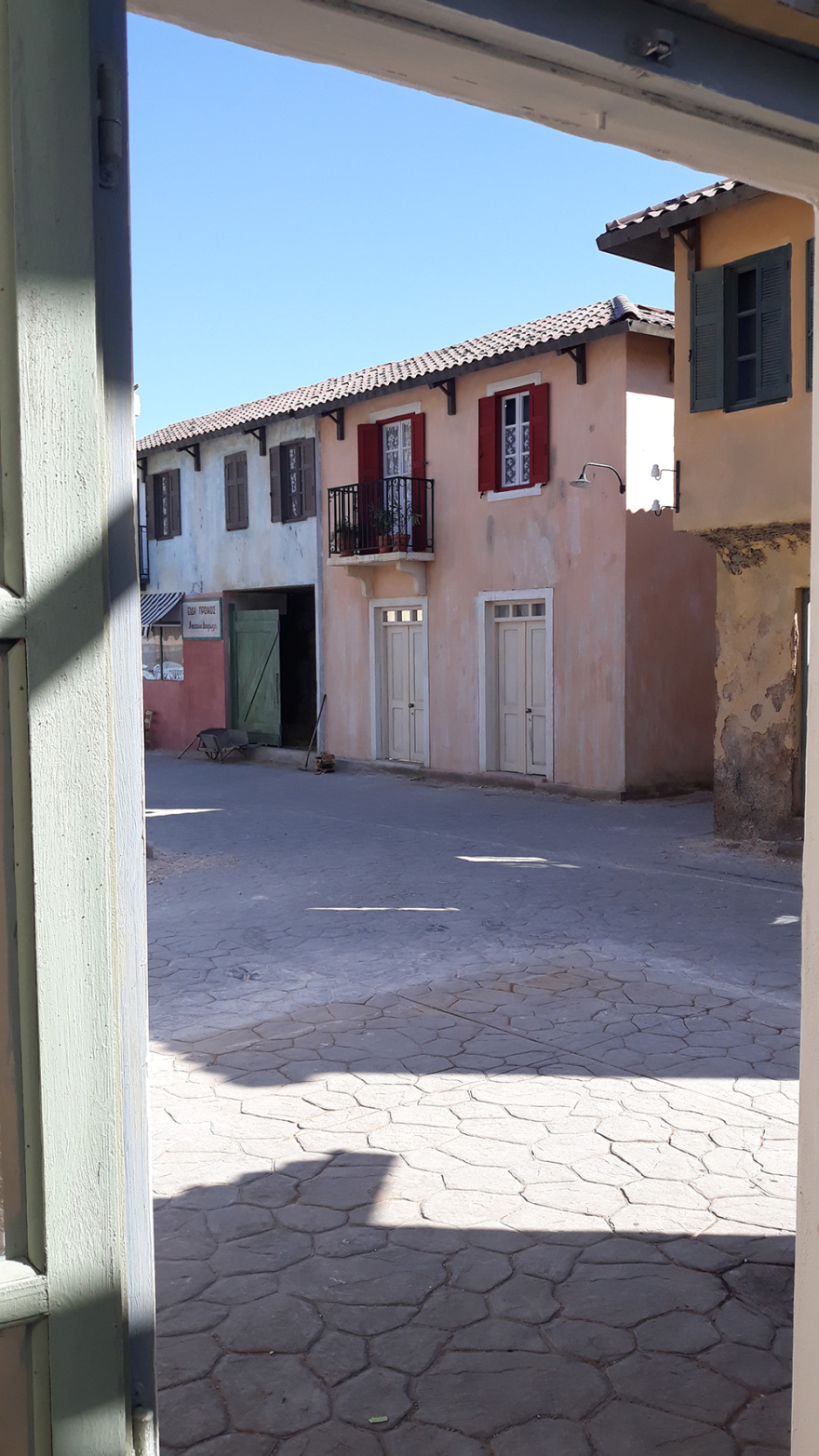 Απίστευτο backstage στις «Άγριες Μέλισσες»: Στο Διαφάνι έχουν και πισίνα! 