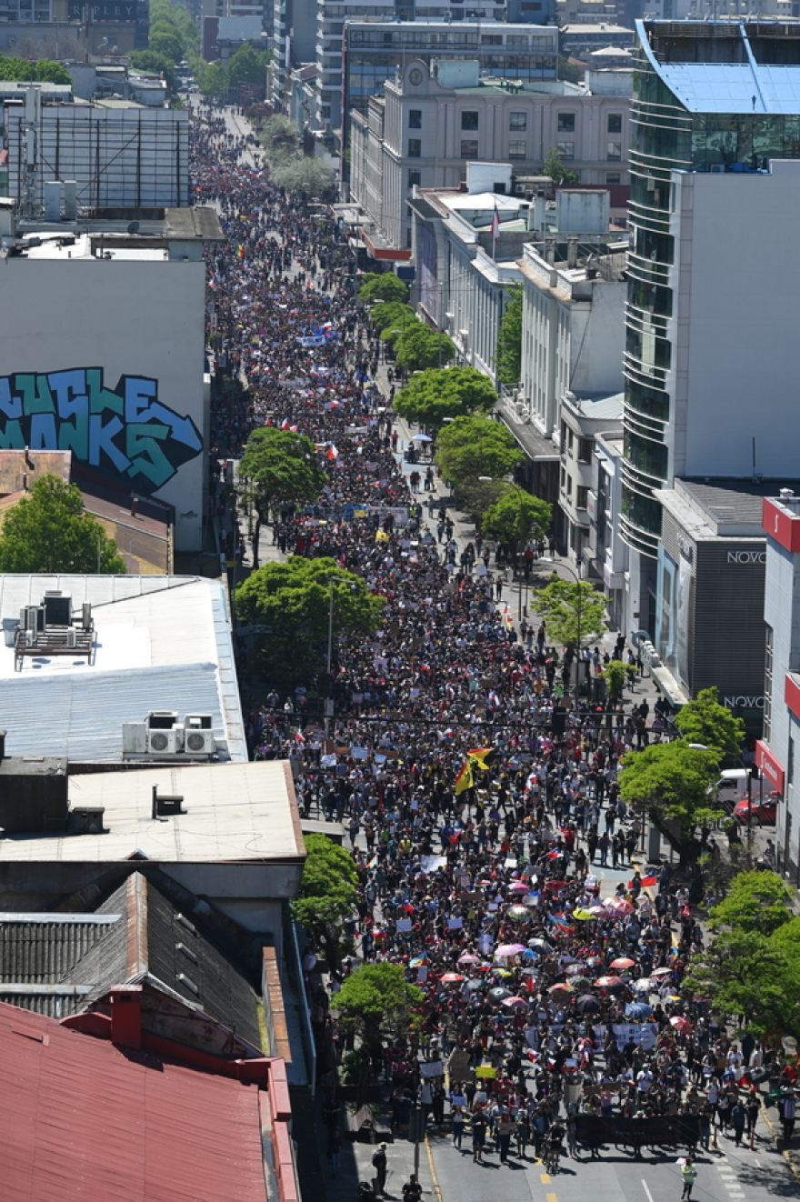 Χάος στη Χιλή: Εκατοντάδες χιλιάδες στους δρόμους - Στους 18 οι νεκροί
