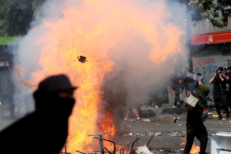 Χάος στη Χιλή: Εκατοντάδες χιλιάδες στους δρόμους - Στους 18 οι νεκροί