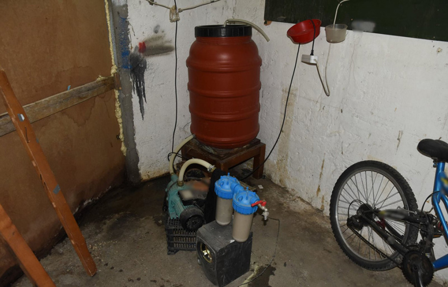 Ιερέας σε σπείρα που εμφιάλωνε ποτά - «μπόμπες» σε μπουκάλια που μάζευε από σκουπίδια 