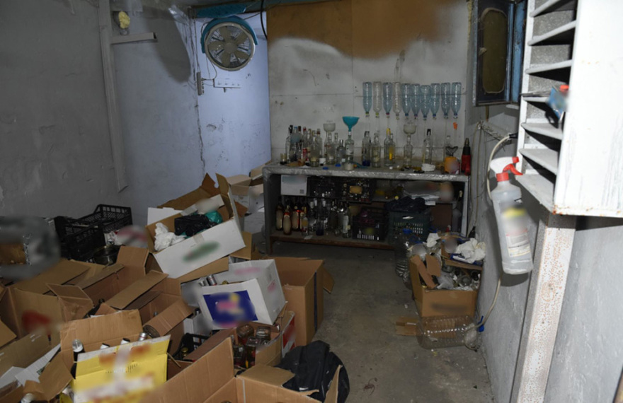 Ιερέας σε σπείρα που εμφιάλωνε ποτά - «μπόμπες» σε μπουκάλια που μάζευε από σκουπίδια 