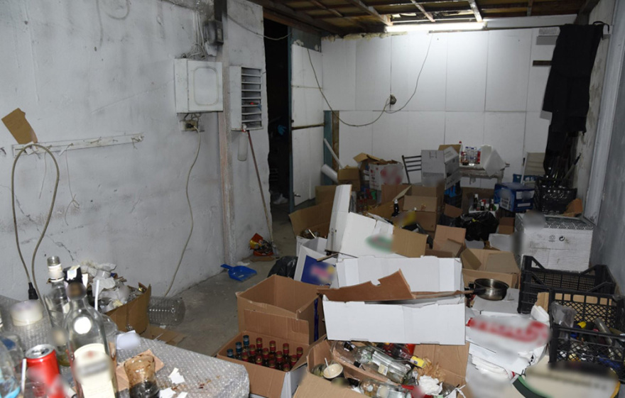 Ιερέας σε σπείρα που εμφιάλωνε ποτά - «μπόμπες» σε μπουκάλια που μάζευε από σκουπίδια 