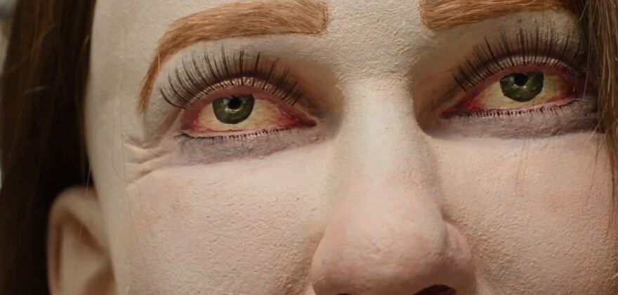 Γκροτέσκα κούκλα που έφτιαξαν ερευνητές «προειδοποιεί» για τις επιπτώσεις της δουλειάς σε ανθυγιεινό γραφείο