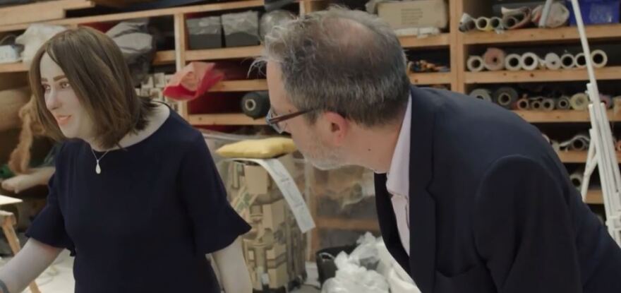 Γκροτέσκα κούκλα που έφτιαξαν ερευνητές «προειδοποιεί» για τις επιπτώσεις της δουλειάς σε ανθυγιεινό γραφείο