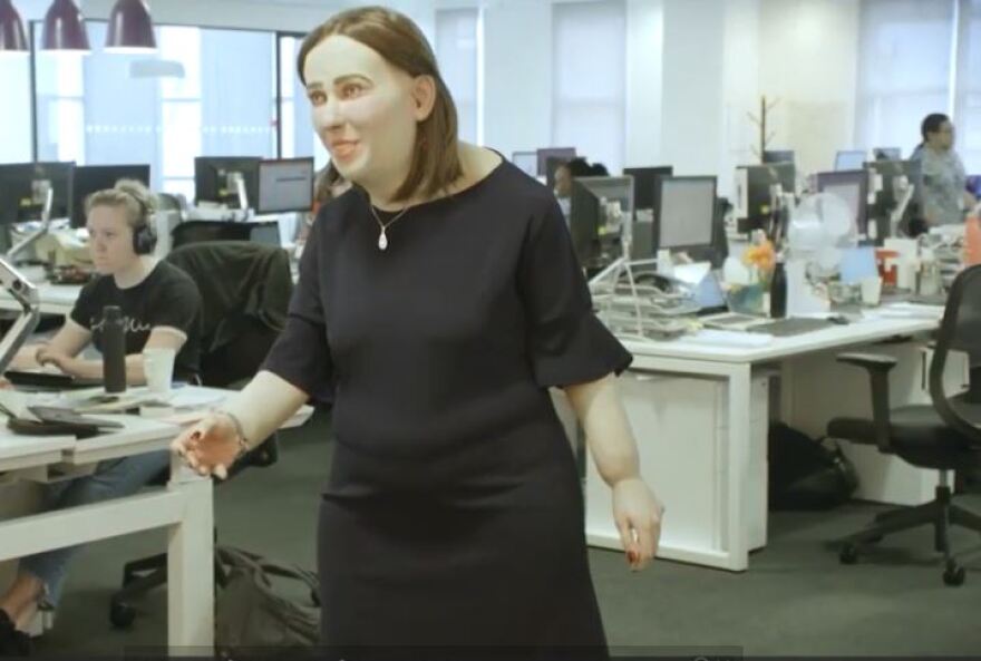 Γκροτέσκα κούκλα που έφτιαξαν ερευνητές «προειδοποιεί» για τις επιπτώσεις της δουλειάς σε ανθυγιεινό γραφείο