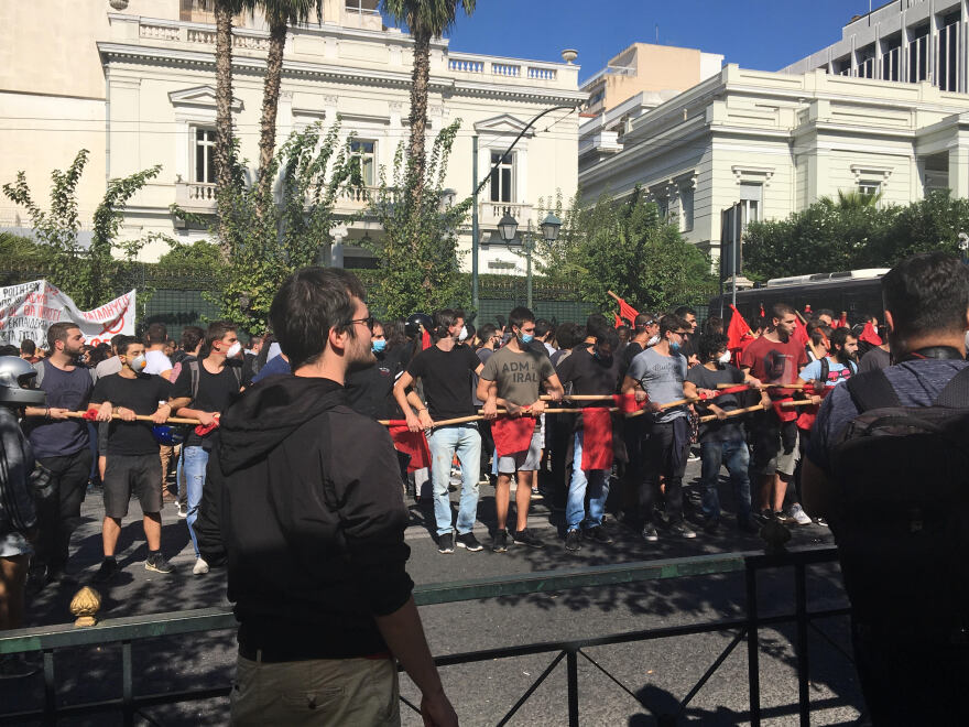 Μολότοφ και δακρυγόνα στο φοιτητικό συλλαλητήριο στο κέντρο της Αθήνας