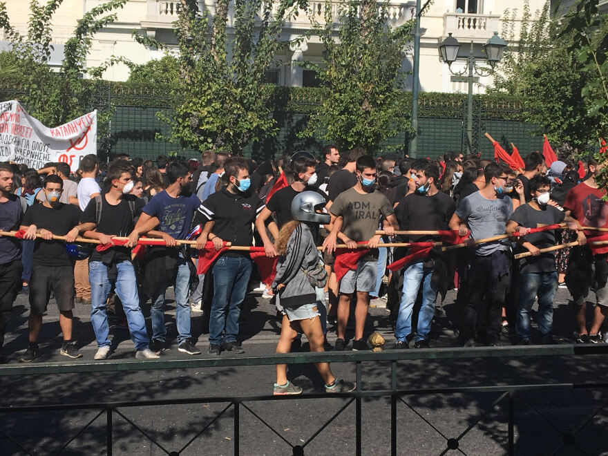 Μολότοφ και δακρυγόνα στο φοιτητικό συλλαλητήριο στο κέντρο της Αθήνας