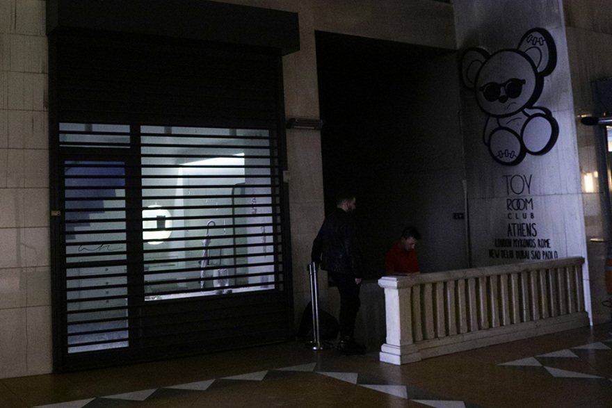 Πυρκαγιά σε κλαμπ στην Πανεπιστημίου: Απομακρύνθηκαν με ασφάλεια 200 πελάτες