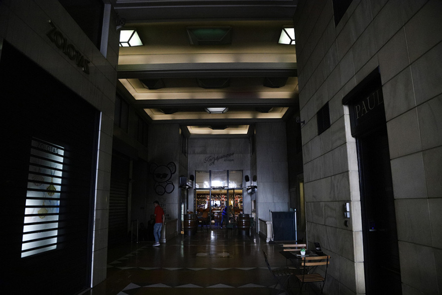 Πυρκαγιά σε κλαμπ στην Πανεπιστημίου: Απομακρύνθηκαν με ασφάλεια 200 πελάτες