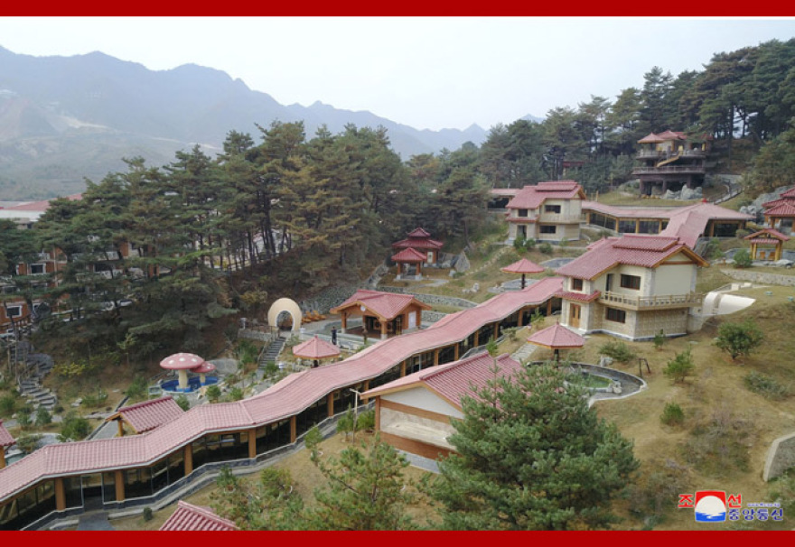 Ο Κιμ Γιονγκ Ουν κάνει στροφή... στον τουρισμό: Επιθεώρησε εγκαταστάσεις ιαματικών λουτρών