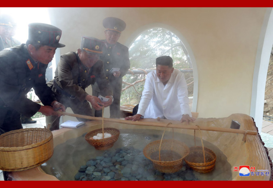 Ο Κιμ Γιονγκ Ουν κάνει στροφή... στον τουρισμό: Επιθεώρησε εγκαταστάσεις ιαματικών λουτρών