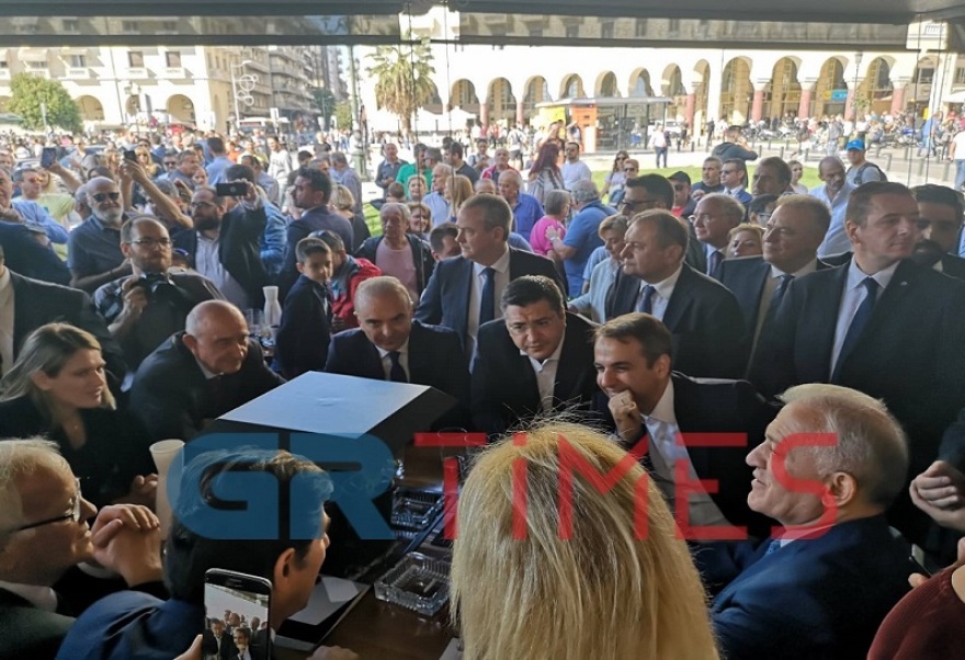 Η βόλτα του Μητσοτάκη στη Θεσσαλονίκη: Οι διάλογοι, ο καφές και τα απρόοπτα