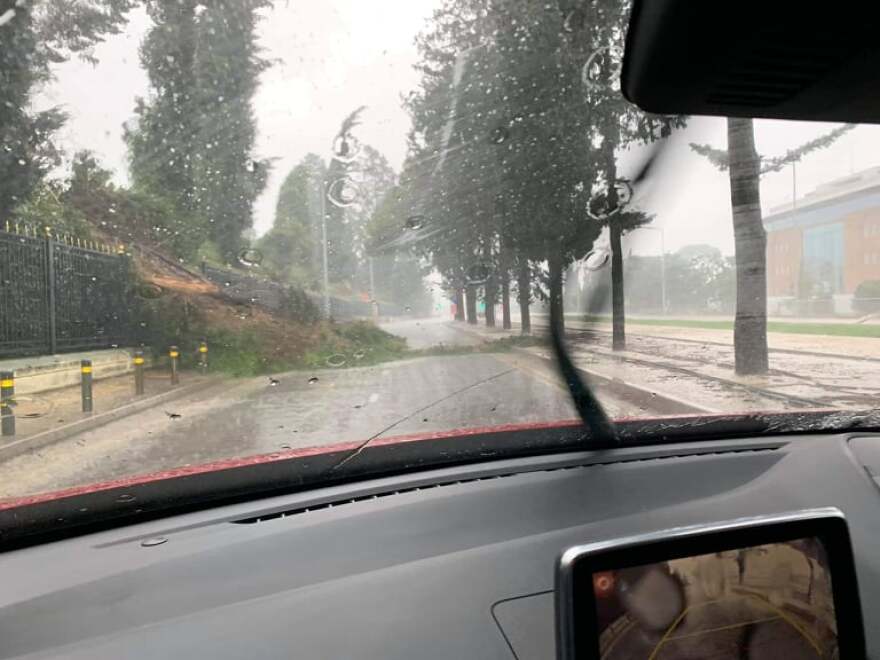 Σφοδρές βροχοπτώσεις στη Λευκωσία: «Ποτάμια» οι δρόμοι - Τεράστια η ταλαιπωρία για τους οδηγούς