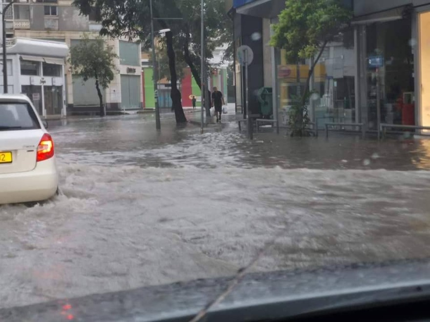 Σφοδρές βροχοπτώσεις στη Λευκωσία: «Ποτάμια» οι δρόμοι - Τεράστια η ταλαιπωρία για τους οδηγούς