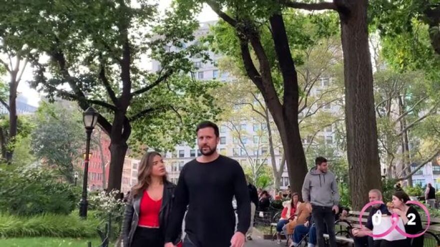 Κόρη γυναίκας με καρκίνο του μαστού γύρισε το πιο πρωτότυπο βίντεο για να αφυπνίσει