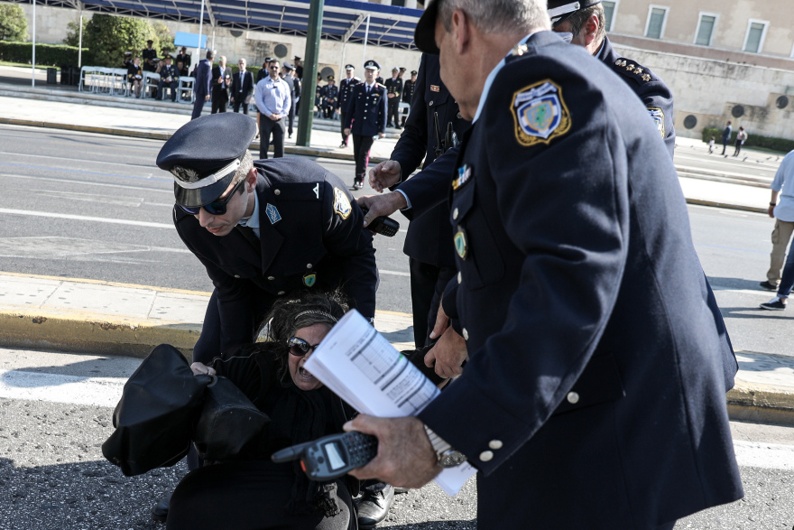 Ελένη Λουκά: Έκανε «ντου» στην παρέλαση - Την απομάκρυναν αστυνομικοί 