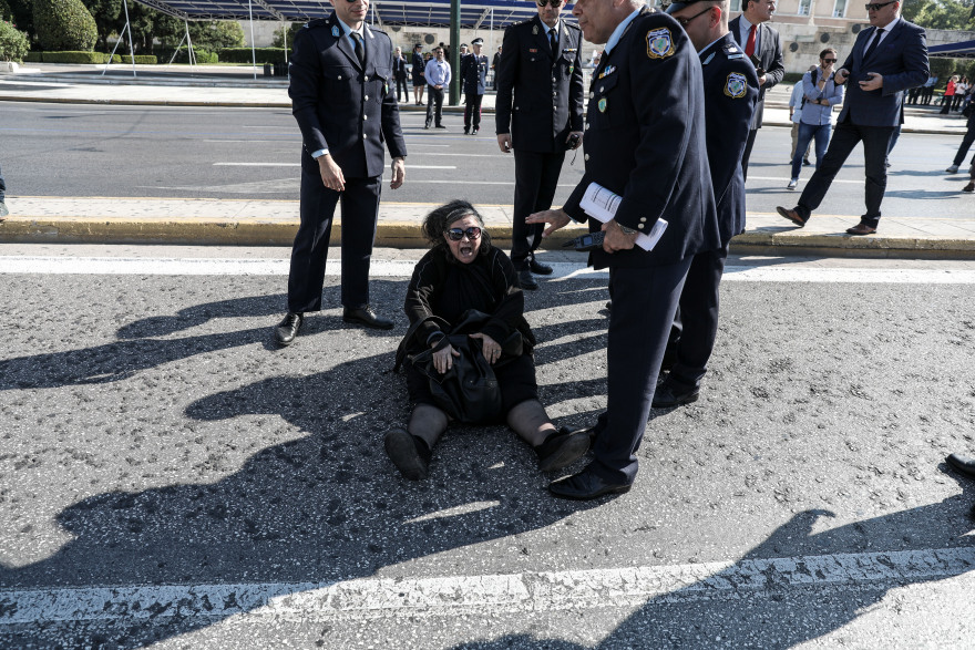 Ελένη Λουκά: Έκανε «ντου» στην παρέλαση - Την απομάκρυναν αστυνομικοί 