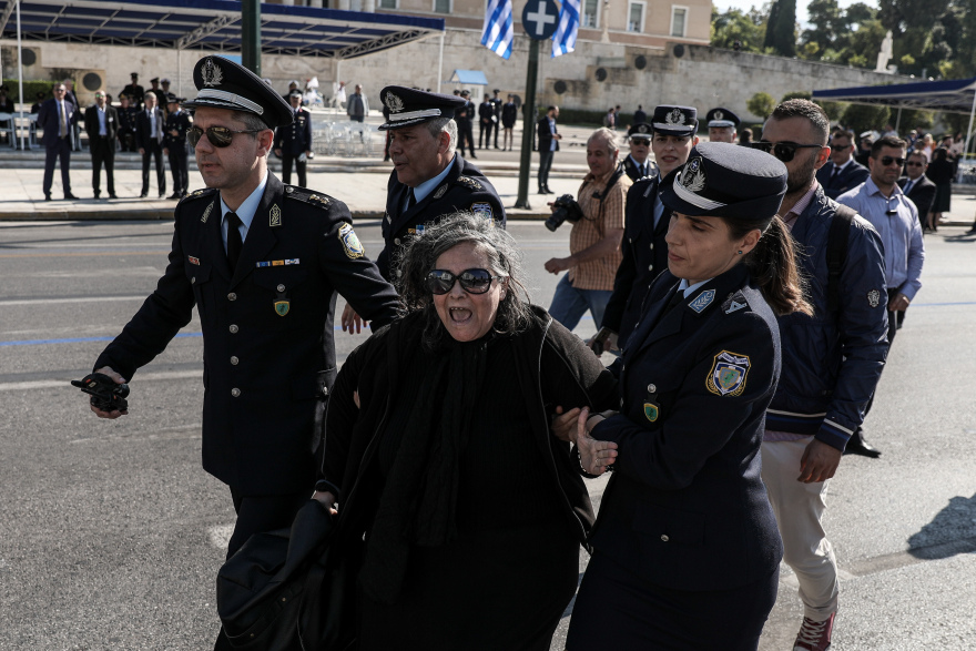 Ελένη Λουκά: Έκανε «ντου» στην παρέλαση - Την απομάκρυναν αστυνομικοί 